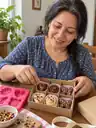 Escena ilustrativa: mujer organizando cápsulas para un regalo artesanal